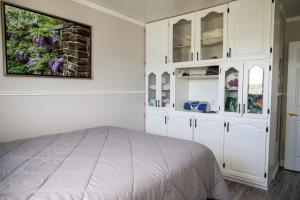 ein weißes Schlafzimmer mit einem Bett und einem Fenster in der Unterkunft Exceptional Ocean View Hillview in Northern Bight