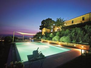 Colle da Vinci في فينشي: حمام سباحة في الليل مع أضواء