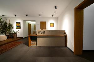 ein Büro mit einem Schreibtisch mitten im Raum in der Unterkunft MIST Boutique Hotel in Yerevan