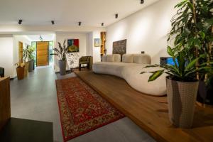 ein Schlafzimmer mit einem großen Bett und einem Teppich in der Unterkunft MIST Boutique Hotel in Yerevan