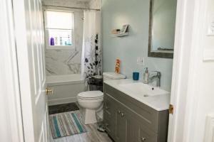 ein Badezimmer mit Waschbecken, Toilette und Badewanne in der Unterkunft Exceptional Ocean View Hillview in Northern Bight + 32 Fotos