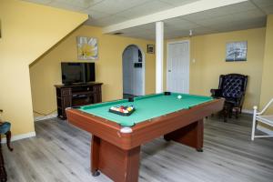 ein Wohnzimmer mit Billardtisch und Fernseher in der Unterkunft Exceptional Ocean View Hillview in Northern Bight