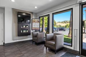 a waiting room with two chairs and a window at Studio 6-Fairfield, CA - Napa Valley in Fairfield