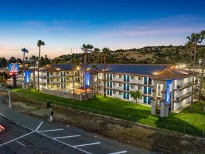 an overhead view of a building with a parking lot at Studio 6-Fairfield, CA - Napa Valley in Fairfield