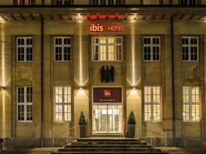 a building with a sign that reads bus hotel at ibis Karlsruhe Hauptbahnhof in Karlsruhe