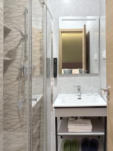 a bathroom with a sink and a shower with a mirror at Feliz Apartment in Madrid +63 photos