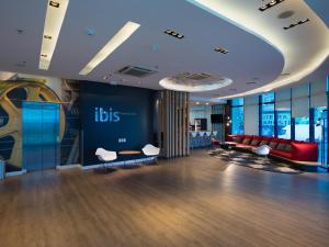a lobby of a hotel with a waiting room at ibis Passo Fundo Centro in Passo Fundo