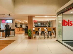 a restaurant with a bar in the middle of a building at ibis Sao Luis in São Luís