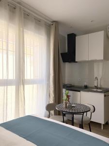 a kitchen and a table in a small room at Feliz Apartment in Madrid