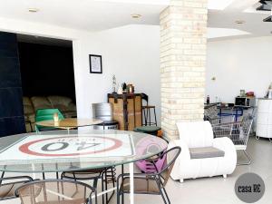 a room with tables and chairs and a living room at Habitación 4 Jiotilla Casa Re in Tehuacán
