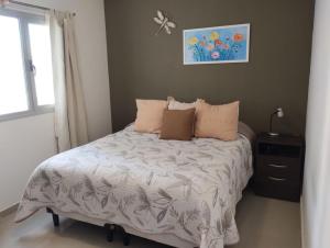 a bedroom with a bed and a window at APA Centro 2505 - con hidromasaje in Puerto Madryn