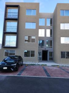Ein schwarzes Auto parkte vor einem Gebäude in der Unterkunft Depa Piky in La Cañada