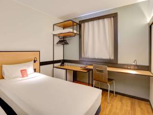 a small room with a bed and a desk at ibis Rio de Janeiro Botafogo in Rio de Janeiro +82 photos
