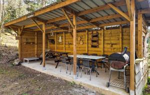 a wooden cabin with a table and chairs in it at Le Petit Verger in Waimes