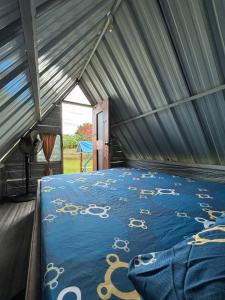a bedroom with a blue bed in a tent at Camping El Paraiso in Calima
