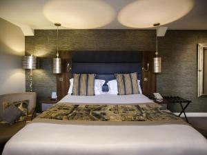 a bedroom with a large bed in a room at Mercure Milton Keynes Hotel in Milton Keynes