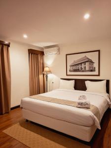 a bedroom with a large white bed in a room at Hotel Butik Sawunggaling in Bandung