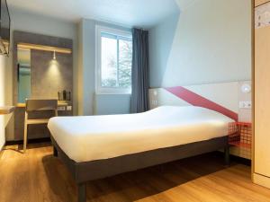 a bedroom with a large bed in a room at ibis budget Antony Massy rénové 2024 in Antony
