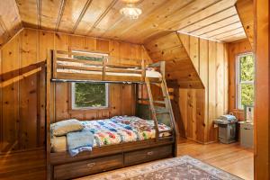 a bedroom with a bunk bed in a log cabin at SPSL Lake Arrowhead llc in Lake Arrowhead