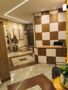 an office with a lobby with a reception desk at Apartamento central 1 quarto in Passo Fundo