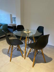 a table and chairs in a living room at Monoambiente en el centro de Zarate in Zárate