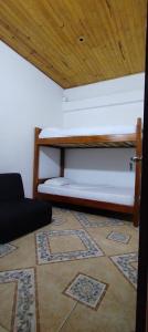 a room with a bunk bed and a floor at Apartamento Brisa y Mar 2 in Arboletes