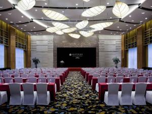 a conference room with chairs and a projection screen at Pullman Wenzhou in Wenzhou +88 photos