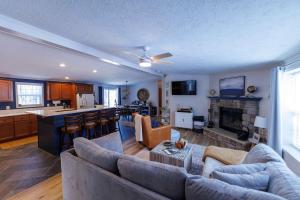 a living room with a couch and a kitchen at The Roost by Simple Life Rentals in Baileys Harbor