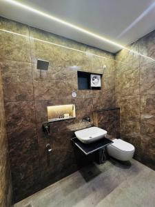 a bathroom with a toilet and a sink at Hotel Casa Del Sol Near'Bhimtal Lake in Bhīm Tāl