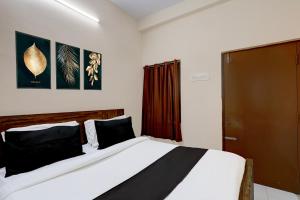 a bedroom with a bed and a window at Hotel O Parthasarathyswamy Temple Formerly RKH Inn in Chennai +24 photos