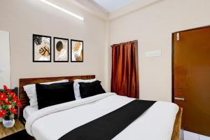 a bedroom with a bed in a room at Hotel O Parthasarathyswamy Temple Formerly RKH Inn in Chennai