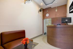 a waiting room with a chair and a reception desk at Super Collection O Kalighat Metro Station Formerly RM Guest Home in Ālīpur