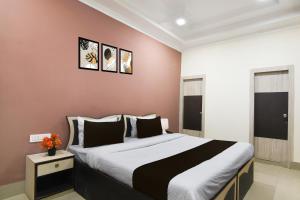 a bedroom with a large bed in a room at Super Collection O Kalighat Metro Station Formerly RM Guest Home in Ālīpur