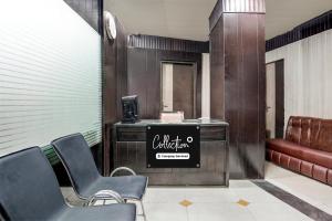 a waiting room with chairs and a cash register at Collection O Haridwar Railway Station Formerly Le Central in Haridwār