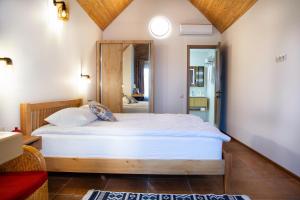 a bedroom with a large white bed in a room at Guesthouse Iago's Winery in Gorovani