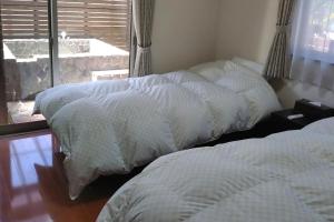 เตียงในห้องที่ 萩別邸 藍 HAGI Bettei AO