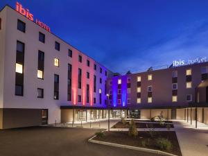 a rendering of the kings hotel at night at ibis budget Sens in Sens
