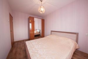A bed or beds in a room at Apartamenty na Vesny