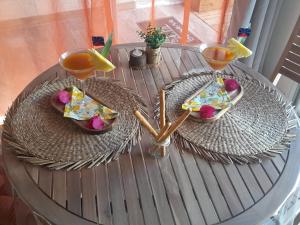 a table with two plates of food and drinks on it at La Parenthèse 2 Rêves in Saint-Joseph +14 photos