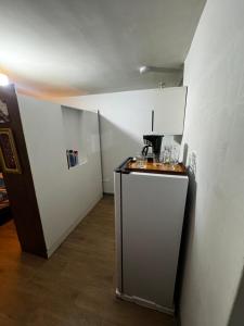 a small kitchen with a counter and a refrigerator at Monoambiente 101 in Trujillo