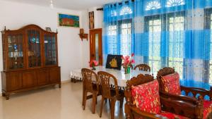 a dining room with a table and chairs at පසන් නිවස Pasan Niwasa Homestay Bandarawela in Bandarawela