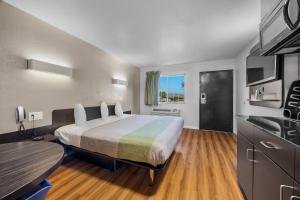 a hotel room with a large bed and a kitchen at Studio 6-Fairfield, CA - Napa Valley in Fairfield +87 photos