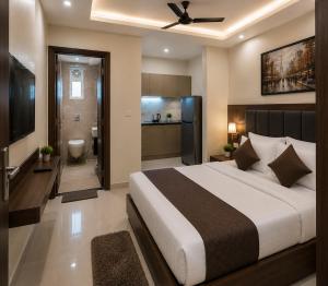a bedroom with a large bed and a bathroom at Sab proprty in Dānāpur