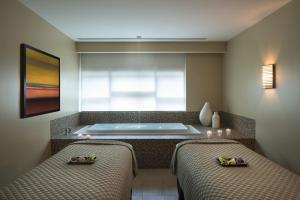 a spa room with two beds and a tub at Hyatt Regency Orlando in Orlando