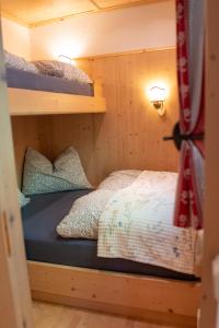 a bunk bed in a room with a bed gmaxwell gmaxwell gmaxwell gmaxwell gmaxwell at Herzerl Apartment - Heiligenblut in Heiligenblut