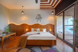 a bedroom with a large bed with a wooden headboard at Stay XO - A Luxurious 3BHK Villa in Panchkula in Panchkula
