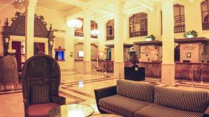 eine Lobby mit einer Couch mitten in einem Gebäude in der Unterkunft Hotel Caribe by Faranda Grand, a member of Radisson Individuals in Cartagena de Indias