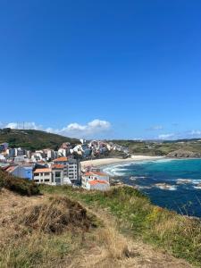 a view of a beach with houses and the ocean at Summer Malpica - calma junto al mar in Malpica