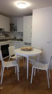 una mesa blanca y sillas en una cocina en Casa Allegra en Nápoles