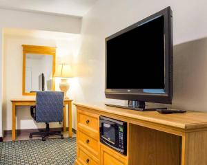 a flat screen tv sitting on top of a dresser at Rodeway Inn Old Town Scottsdale in Scottsdale